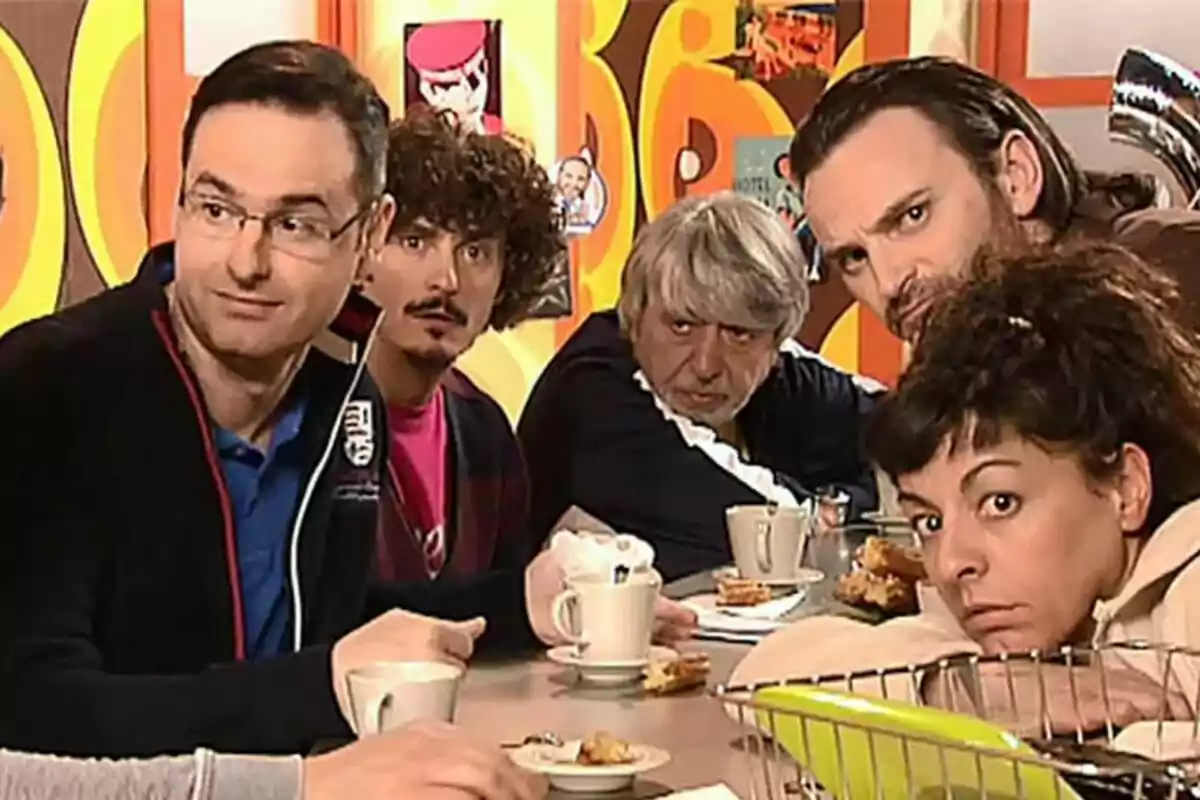 Un grup de persones format per Luis Miguel Segui, Antonio Pagudo, Cristina Medina, Fernando Tejero i Ricardo Arroyo assegudes al voltant d'una taula en un cafè, mirant cap a la càmera amb expressions curioses a La que s'acosta. Un grup de persones format per Luis Miguel Segui, Antonio Pagudo, Cristina Medina, Fernando Tejero i Ricardo Arroyo assegudes al voltant d'una taula en un cafè, mirant cap a la càmera amb expressions curioses a La que s'acosta.