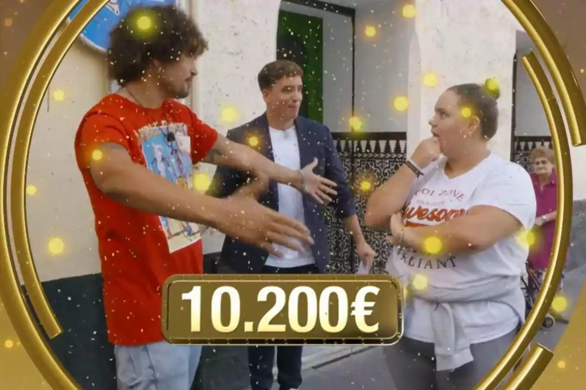 Xuso Jones i dos participants conversen animadament al carrer mentre una xifra de 10.200€ apareix a la imatge. Captura de 'Ho sap, no ho sap' Xuso Jones i dos participants conversen animadament al carrer mentre una xifra de 10.200€ apareix a la imatge. Captura de 'Ho sap, no ho sap'
