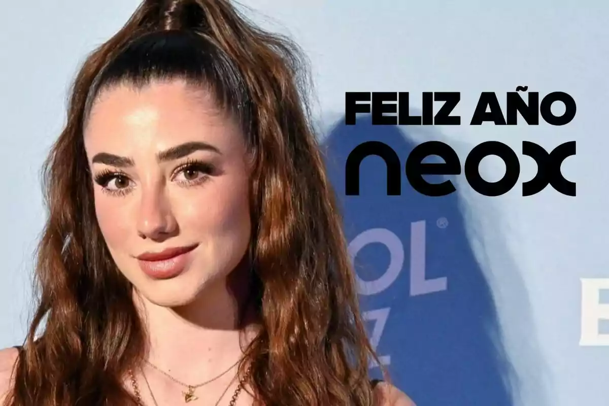 Lola lolita con cabello largo y rizado frente a un fondo azul con el texto "Feliz Año Neox".