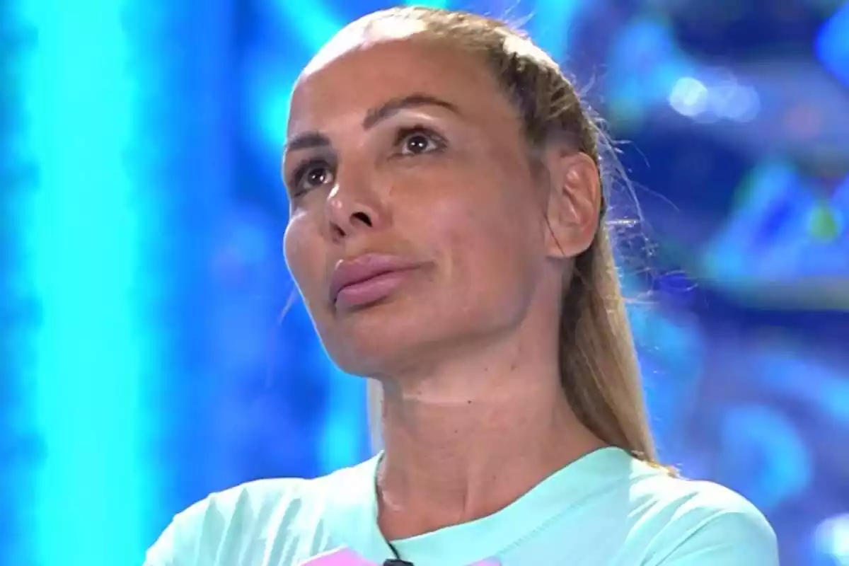 Captura de Lorena Morlote mirando hacia arriba en el plató de Supervivientes Captura de Lorena Morlote mirando hacia arriba en el plató de Supervivientes