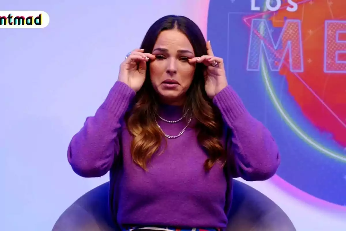 Marta Peñate con suéter morado gesticulando con las manos cerca de los ojos en un entorno colorido. Captura de 'Los Mejos' Marta Peñate con suéter morado gesticulando con las manos cerca de los ojos en un entorno colorido. Captura de 'Los Mejos'