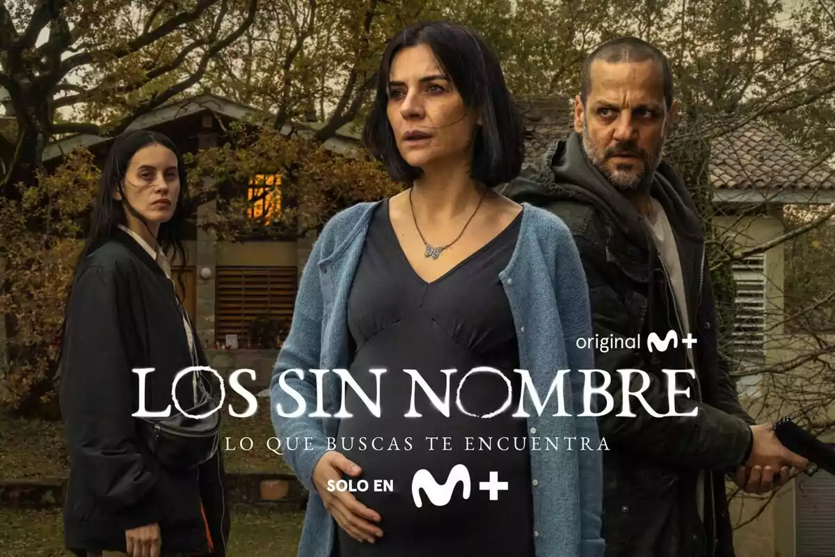 Miren Ibarguren, Milena Smit y Rodrigo de la Serna de pie frente a una casa con árboles de fondo y el texto Miren Ibarguren, Milena Smit y Rodrigo de la Serna de pie frente a una casa con árboles de fondo y el texto