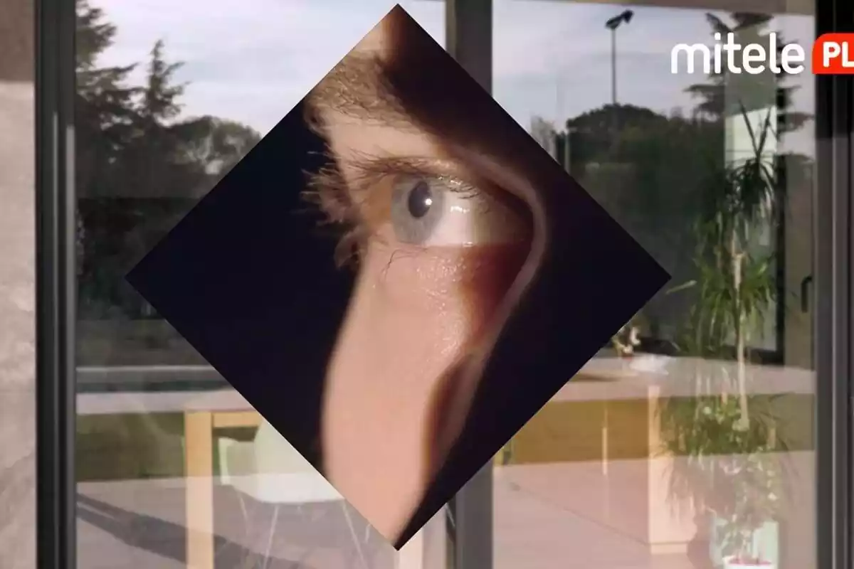 Captura de la promo de Los vecinos de la casa de al lado de Mitele PLUS Captura de la promo de Los vecinos de la casa de al lado de Mitele PLUS