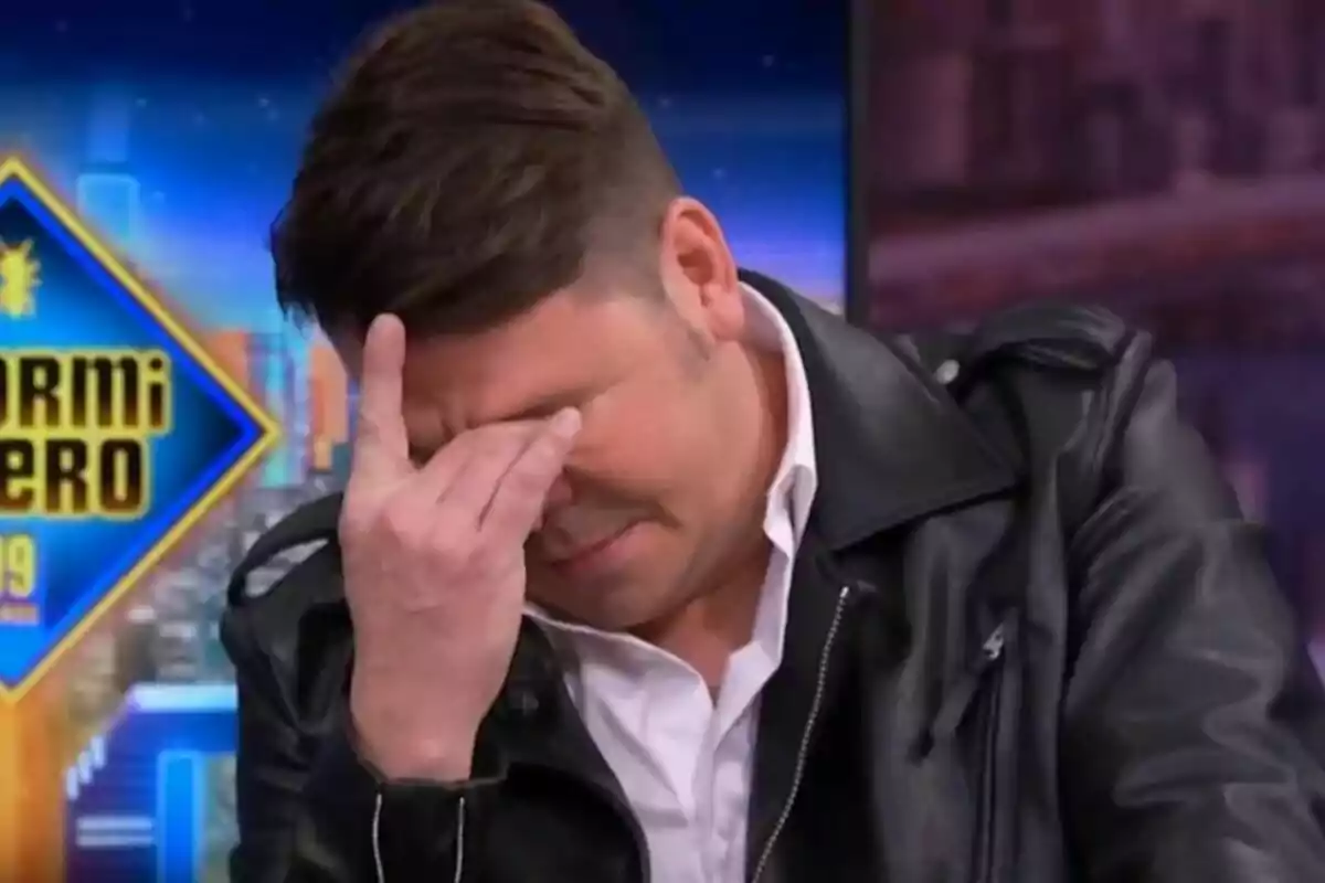 Lucas González amb jaqueta de cuir es cobreix la cara amb la mà a El Hormiguero.