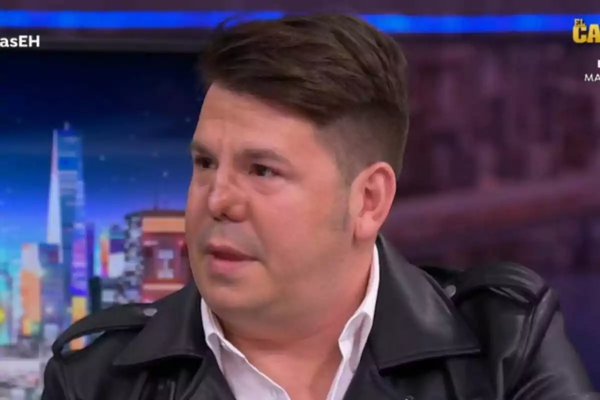 Lucas González amb jaqueta de cuir a El Hormiguero amb fons urbà il·luminat.