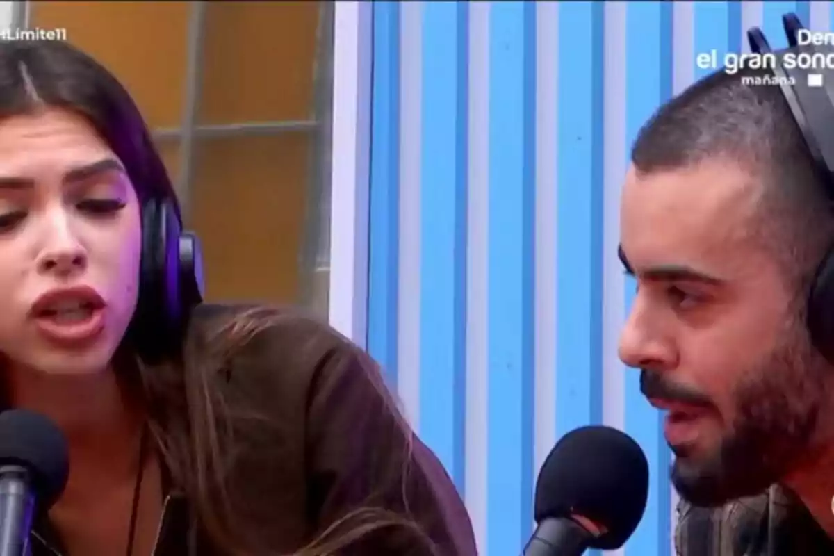 Lucía Rolek i Ruvens amb auriculars parlant davant de micròfons en un estudi amb fons de ratlles blaves a Gran Hermano. Lucía Rolek i Ruvens amb auriculars parlant davant de micròfons en un estudi amb fons de ratlles blaves a Gran Hermano.