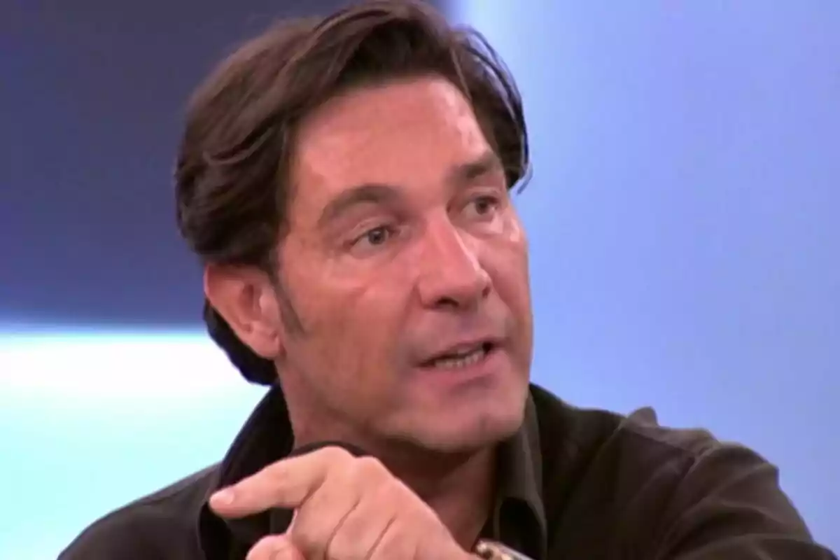 Luis Lorenzo parlant i gesticulant en un programa de televisió.