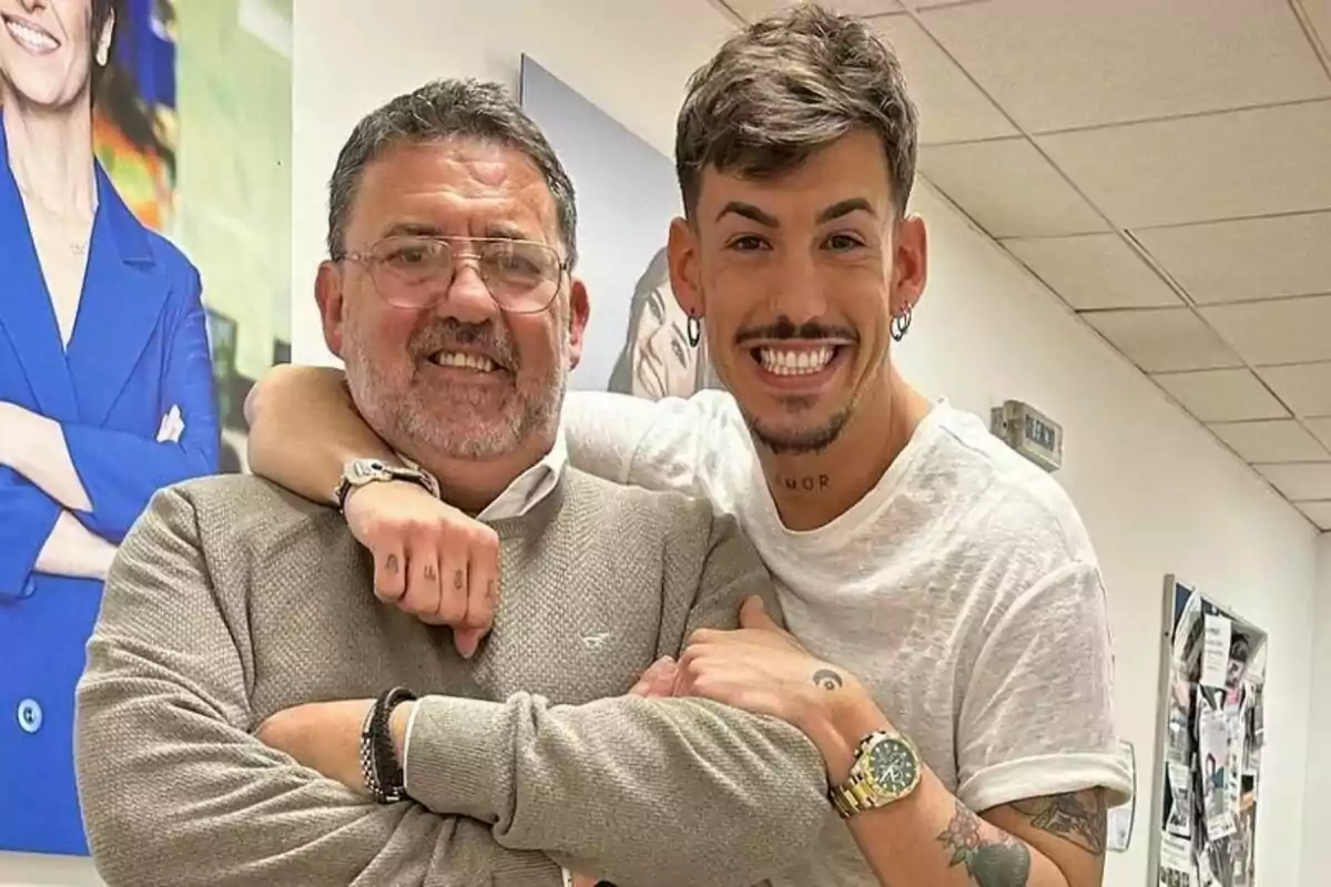 Luitingo y su padre Sele de Triana sonrientes posan abrazados en un pasillo iluminado en Telecinco. Luitingo y su padre Sele de Triana sonrientes posan abrazados en un pasillo iluminado en Telecinco.