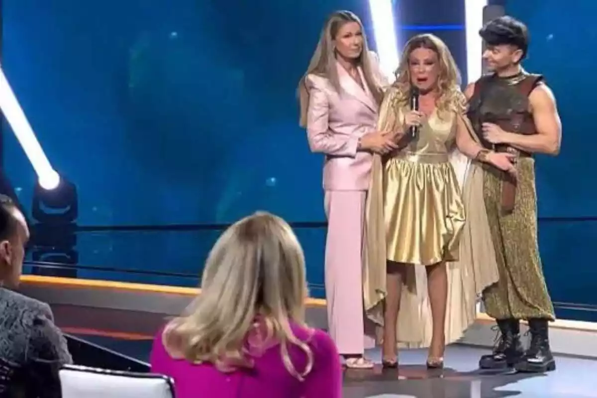 Lydia Lozano llorando en el plató de 'Baila como puedas' tras la valoración del jurado Lydia Lozano llorando en el plató de 'Baila como puedas' tras la valoración del jurado