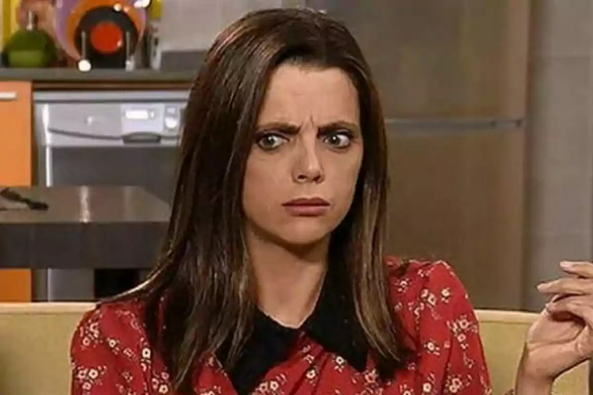 Macarena Gómez amb expressió de sorpresa i celles aixecades en una cuina a La que s'acosta.