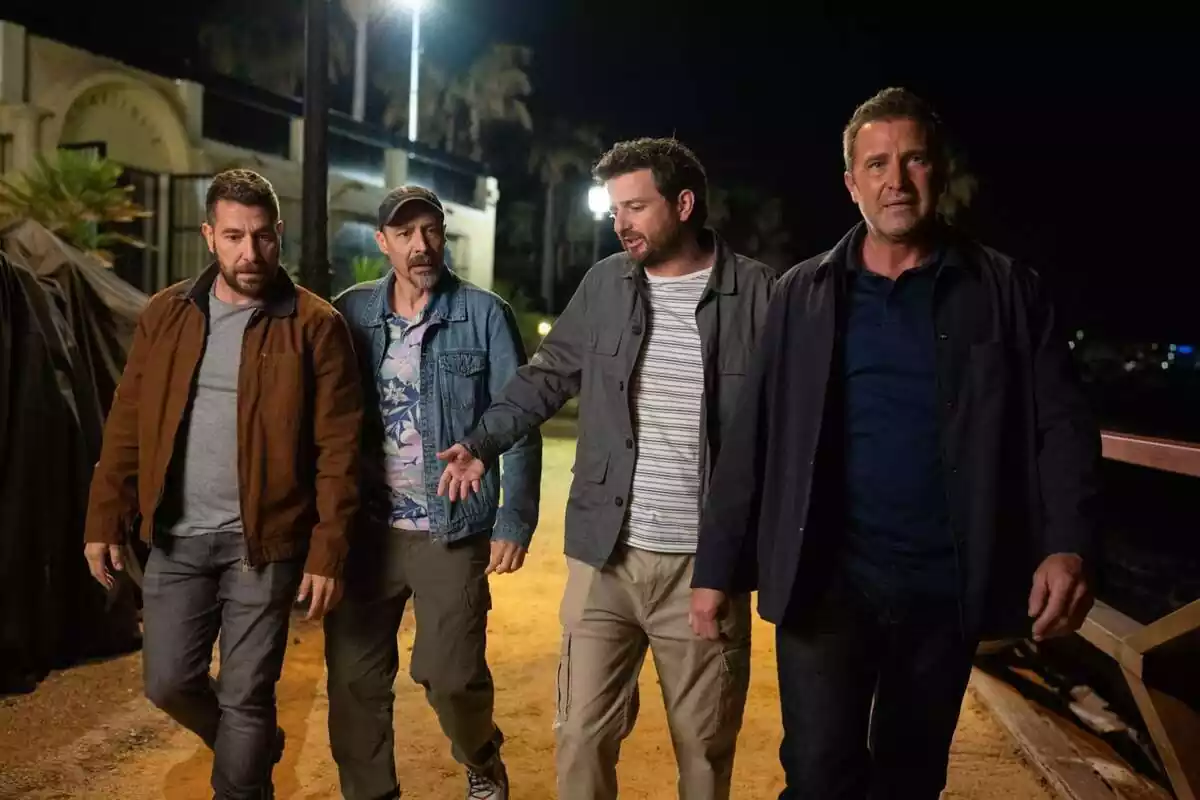 Fotografía de Fernando Gil, Raúl Tejón, Gorka Otxoa y Fele Martínez en la segunda temporada de Machos Alfa de Netflix Fotografía de Fernando Gil, Raúl Tejón, Gorka Otxoa y Fele Martínez en la segunda temporada de Machos Alfa de Netflix