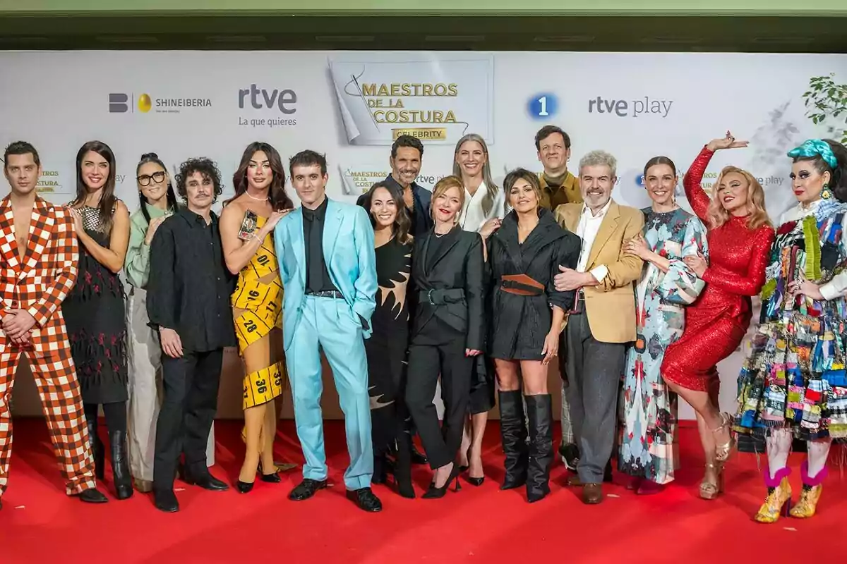 Un grupo de personas posando en una alfombra roja frente a un fondo con logotipos de Un grupo de personas posando en una alfombra roja frente a un fondo con logotipos de