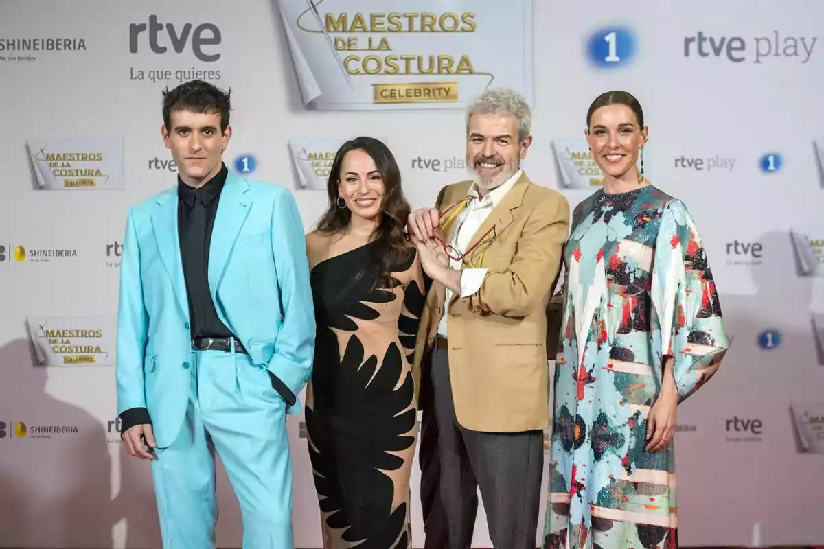 Lorenzo Caprile, María Escoté, Alejandro G. Palomo y Raquel Sánchez Silva posando en un evento de "Maestros de la Costura Celebrity" con un fondo que muestra logotipos de RTVE y Shine Iberia.