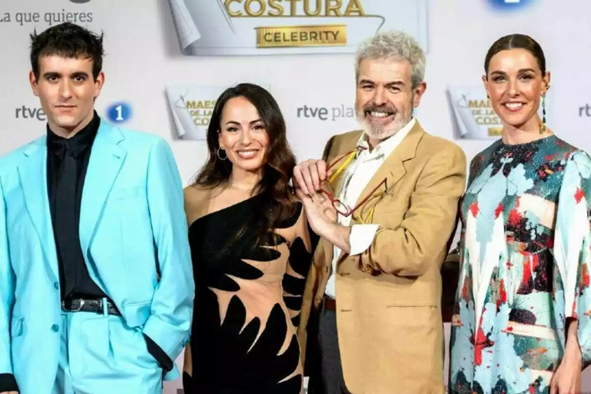 Un grupo de personas formado por Palomo Spain, María Escoté, Lorenzo Caprile y Raquel Sánchez Silva posando en un evento con un fondo que tiene logotipos y texto relacionado con Maestros de la Costura Celebrity. Un grupo de personas formado por Palomo Spain, María Escoté, Lorenzo Caprile y Raquel Sánchez Silva posando en un evento con un fondo que tiene logotipos y texto relacionado con Maestros de la Costura Celebrity.