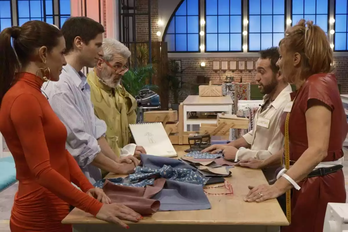 Fotografía de Lorenzo Caprile y Raque Sánchez Silva en el taller de Maestros de la Costura frente a Cristian y Soraya Fotografía de Lorenzo Caprile y Raque Sánchez Silva en el taller de Maestros de la Costura frente a Cristian y Soraya