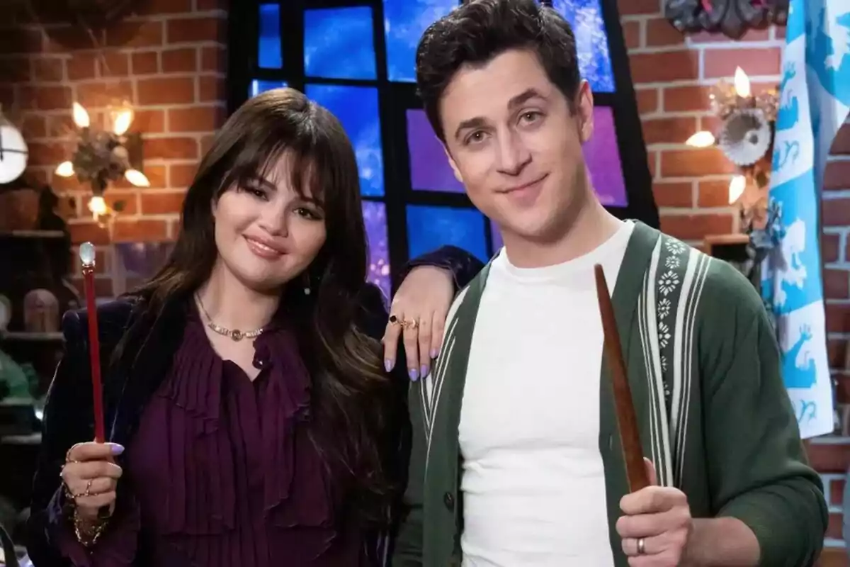 Selena Gómez y David Henrie posando con varitas mágicas en un set con fondo de ladrillos y luces en Los magos de Waverly Place. Selena Gómez y David Henrie posando con varitas mágicas en un set con fondo de ladrillos y luces en Los magos de Waverly Place.