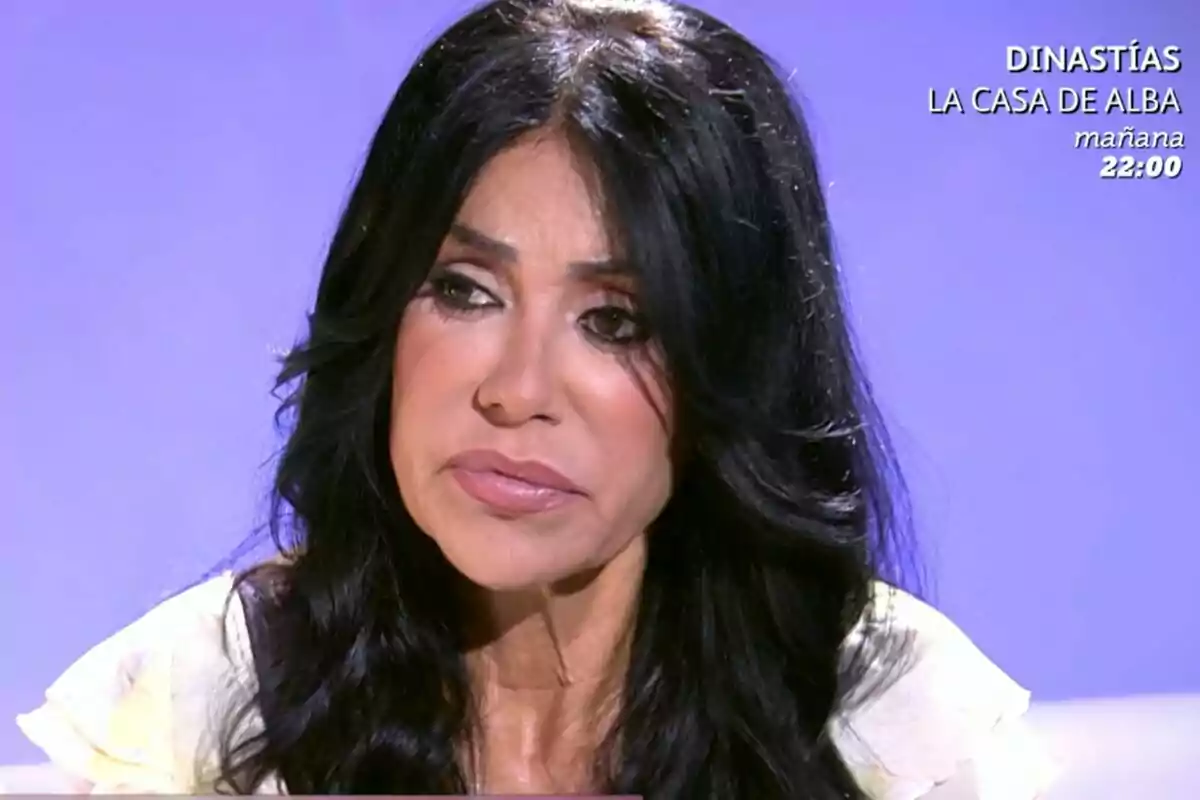 Maite Galdeano aparece en primer plano con una expresión seria en el plató de De Viernes Maite Galdeano aparece en primer plano con una expresión seria en el plató de De Viernes