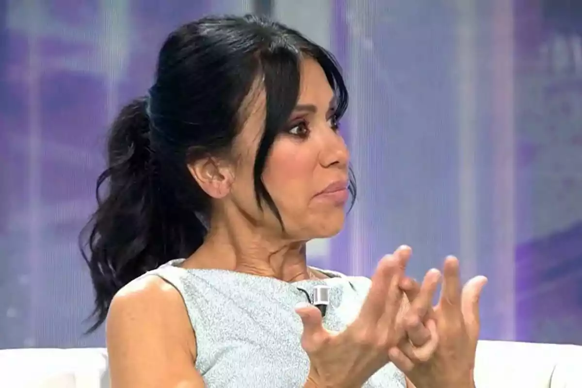 Maite Galdeano vestida con una blusa sin mangas, gesticulando con las manos mientras habla en un entorno de estudio de televisión. Maite Galdeano vestida con una blusa sin mangas, gesticulando con las manos mientras habla en un entorno de estudio de televisión.