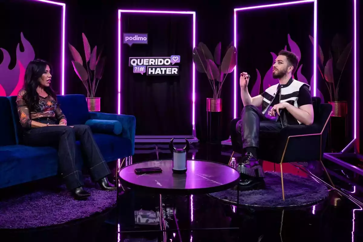 Fotografía de Maite Galdeano como invitada de Querido Hater de Podimo con Malbert Fotografía de Maite Galdeano como invitada de Querido Hater de Podimo con Malbert