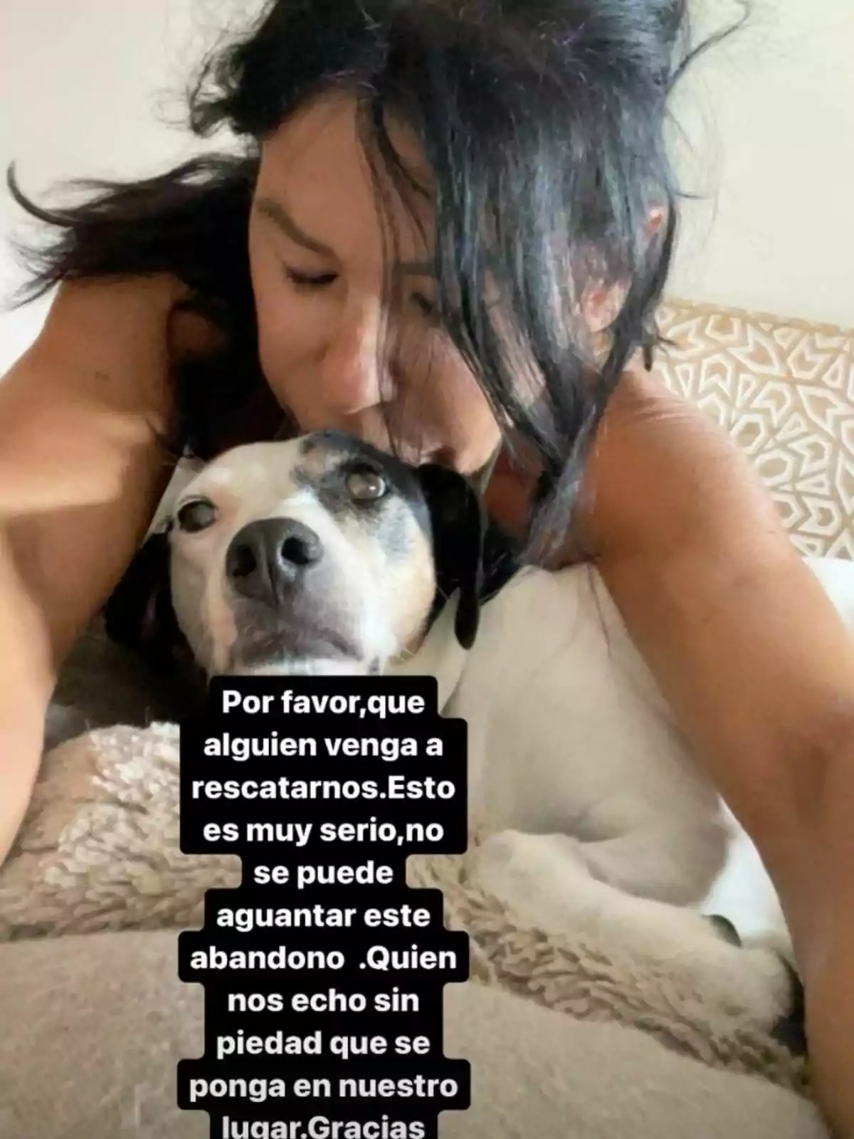 Captura de un story de Maite Galdeano besando a su perra Tila que dice: Por favor, que alguien venga a rescatarnos. Esto es muy serio, no se puede aguantar este abandono. Quien nos echó sin piedad que se ponga en nuestro lugar. Gracias. Captura de un story de Maite Galdeano besando a su perra Tila que dice: Por favor, que alguien venga a rescatarnos. Esto es muy serio, no se puede aguantar este abandono. Quien nos echó sin piedad que se ponga en nuestro lugar. Gracias.