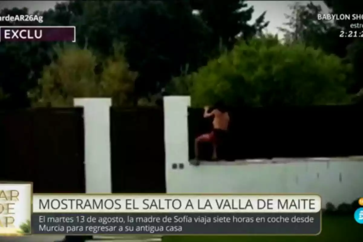 Captura de una imagen de Maite Galdeano saltando la valla de casa de Sofía Suescun que ha emitido TardeAR Captura de una imagen de Maite Galdeano saltando la valla de casa de Sofía Suescun que ha emitido TardeAR
