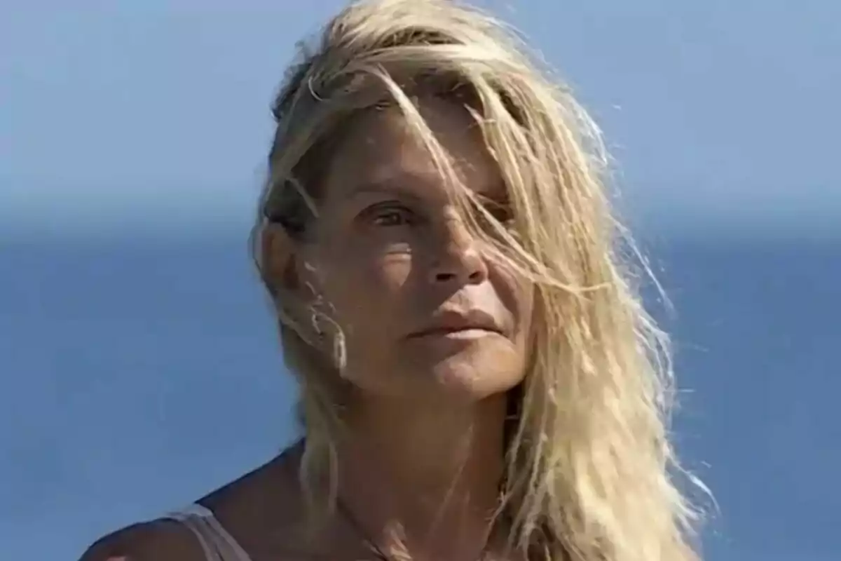 Plano corto de Makoke con el cabello suelto mirando hacia adelante con el mar de fondo.