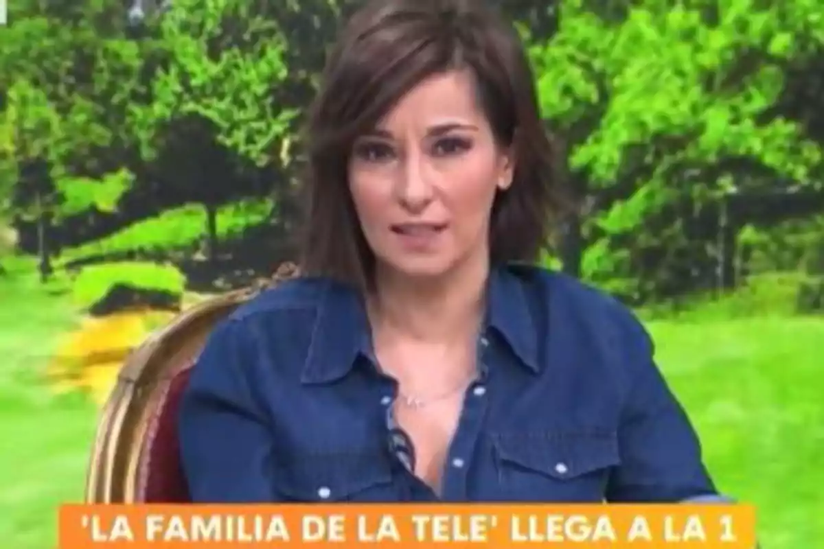 Adela González con camisa de mezclilla está sentada frente a un fondo verde con árboles y hay un texto en la parte inferior que menciona un programa de televisión. Captura de 'Mañaneros' Adela González con camisa de mezclilla está sentada frente a un fondo verde con árboles y hay un texto en la parte inferior que menciona un programa de televisión. Captura de 'Mañaneros'