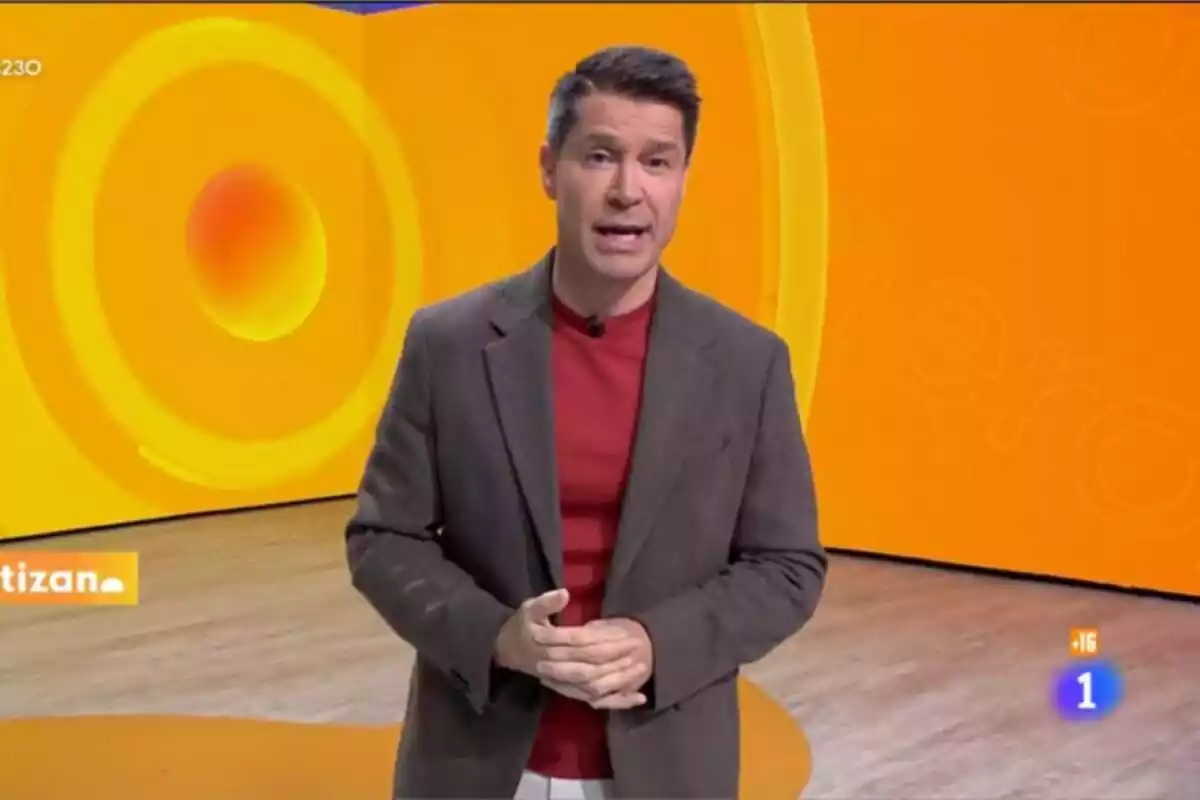 Captura de 'Mañaneros' con Jaime Cantizano con las manos juntas presentando Captura de 'Mañaneros' con Jaime Cantizano con las manos juntas presentando