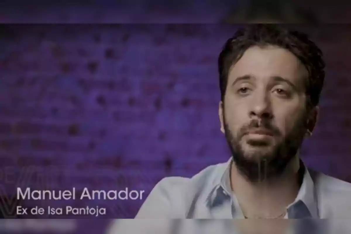 Manuel Amador con barba y cabello oscuro aparece en una entrevista con un fondo de ladrillos morados. Manuel Amador con barba y cabello oscuro aparece en una entrevista con un fondo de ladrillos morados.