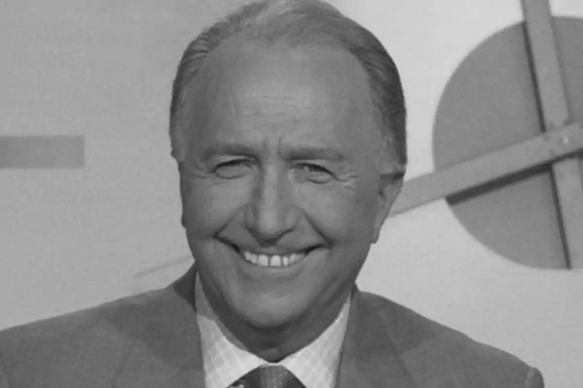 Manuel Torreiglesias mayor sonriendo en una fotografía en blanco y negro.