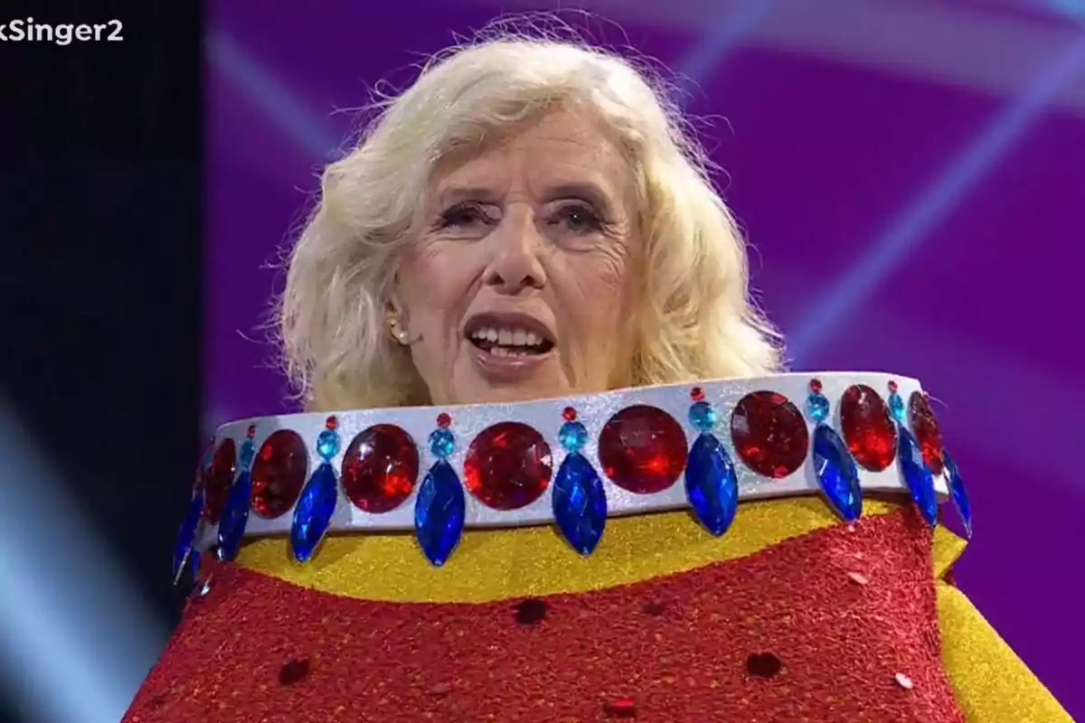 Manuela Carmena cabello rubio y rizado está usando un disfraz de Patito de Goma en Mask Singer. Manuela Carmena cabello rubio y rizado está usando un disfraz de Patito de Goma en Mask Singer.