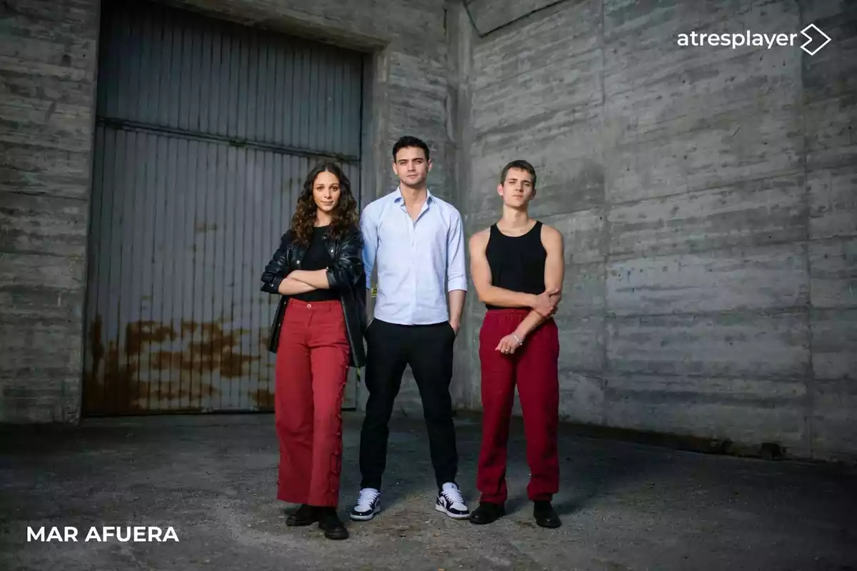 Fotografía de Gabriel Guevara, Hugo Welzel y Laura Simón como protagonistas de Mar Afuera Fotografía de Gabriel Guevara, Hugo Welzel y Laura Simón como protagonistas de Mar Afuera