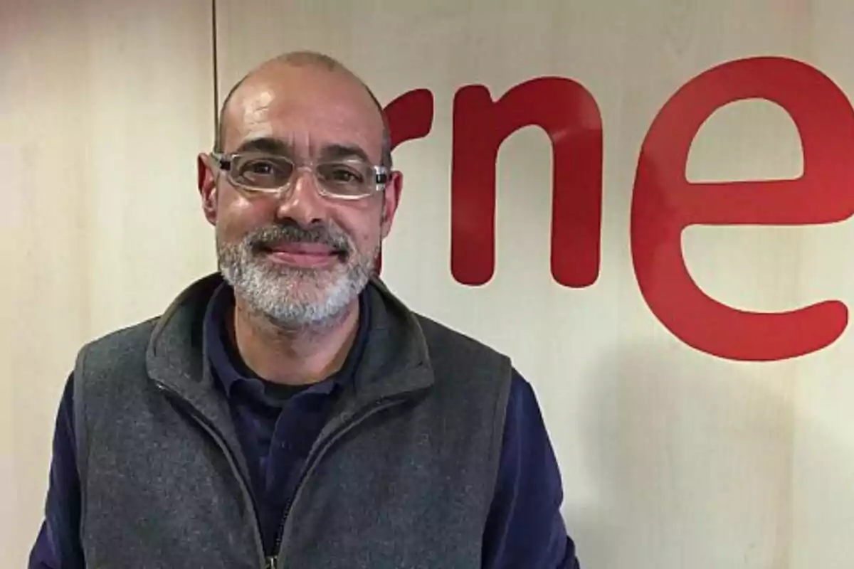 Marc Boada sonriendo frente a un cartel con letras rojas. Marc Boada sonriendo frente a un cartel con letras rojas.