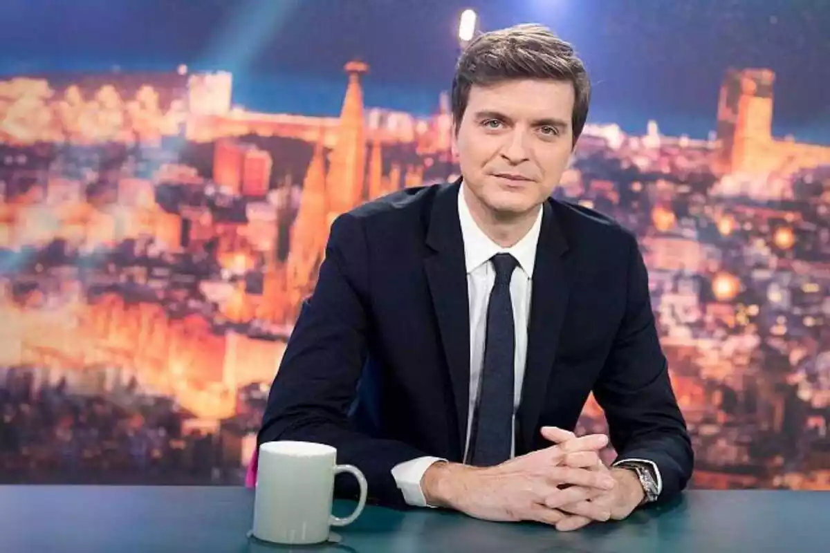 Marc Giró mirando a cámara como presentador de Late Show Marc Giró mirando a cámara como presentador de Late Show