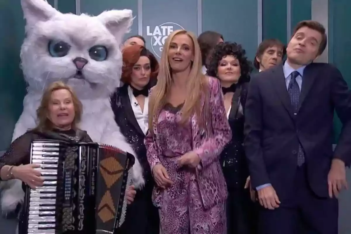 Paula Vázquez y Marc Giró bailando en 'Late Xou', incluyendo a alguien disfrazado de un gran gato blanco y una persona tocando un acordeón. Paula Vázquez y Marc Giró bailando en 'Late Xou', incluyendo a alguien disfrazado de un gran gato blanco y una persona tocando un acordeón.