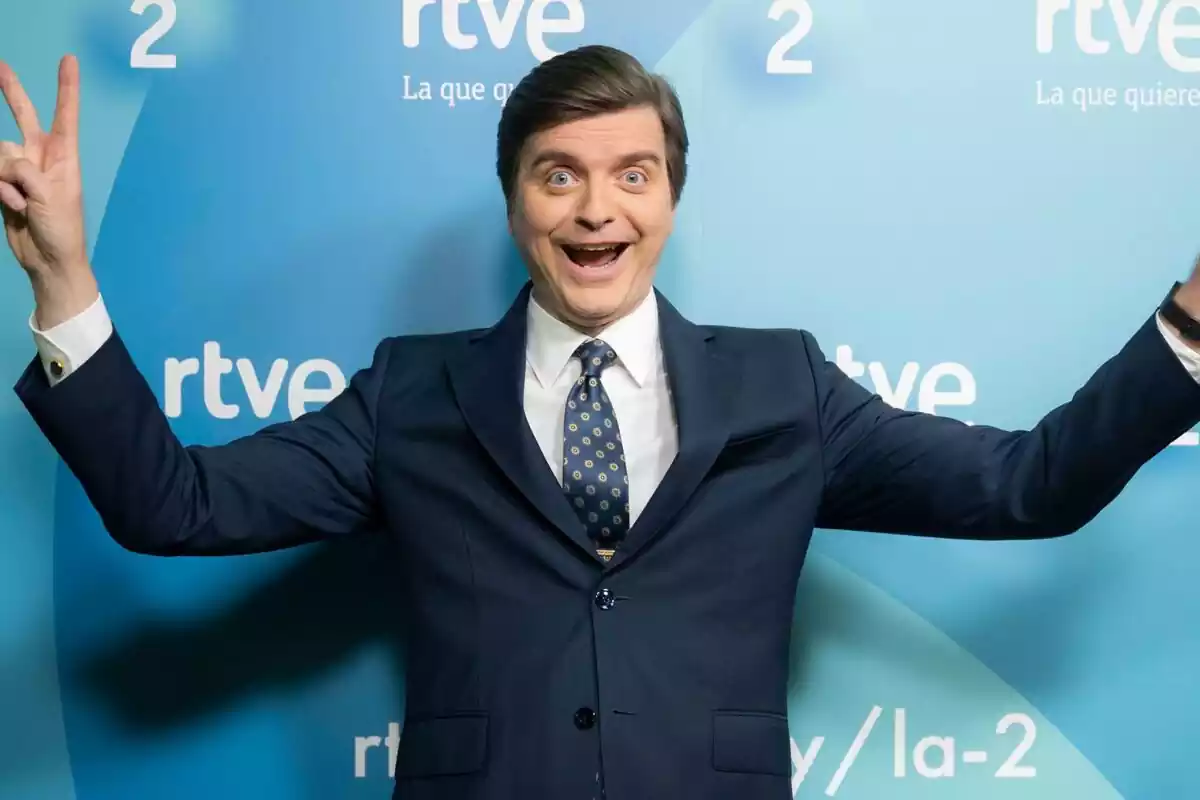 Fotografía de Marc Giró como presentador de Late Xou sonriendo con los brazos levantados en la presentación de La 2 Fotografía de Marc Giró como presentador de Late Xou sonriendo con los brazos levantados en la presentación de La 2