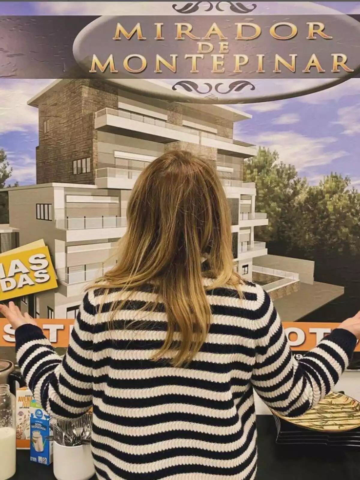 Fotografía de María Adánez de espalda con un cartel de mirador de montepinar de La que se avecina Fotografía de María Adánez de espalda con un cartel de mirador de montepinar de La que se avecina