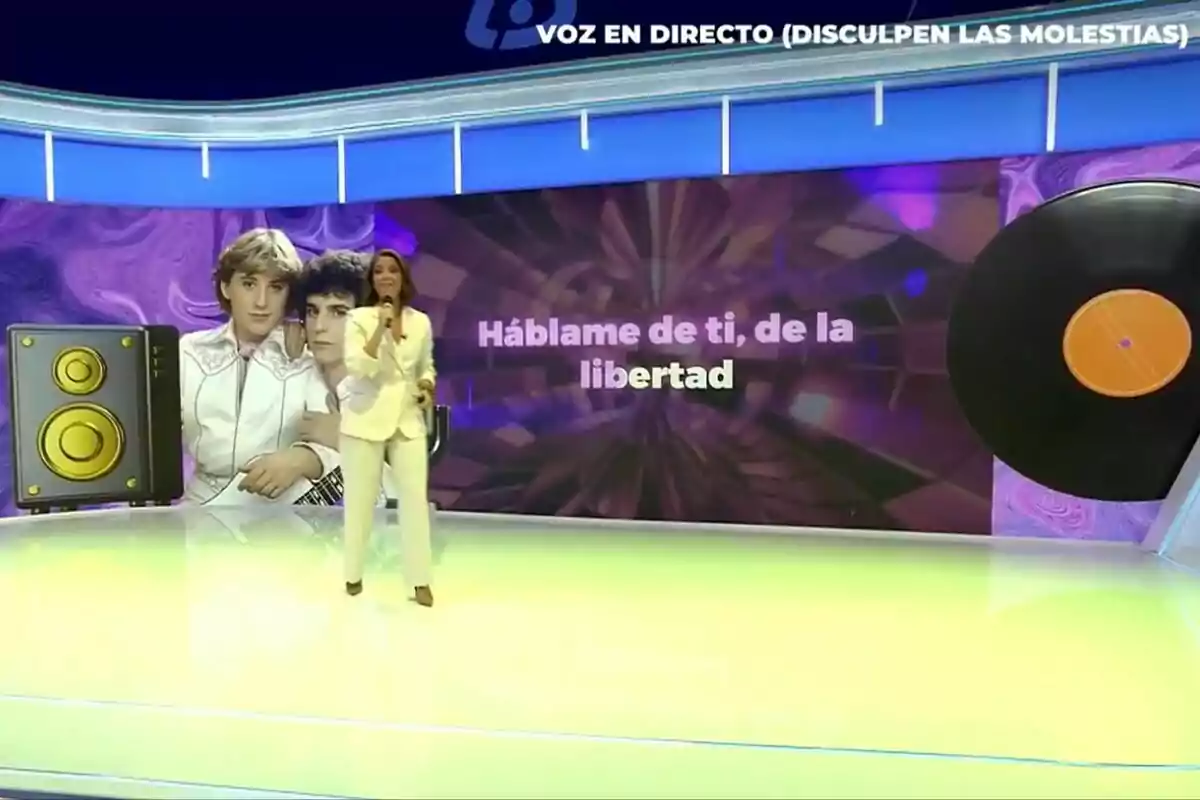 María Casado en un escenari amb una pantalla que mostra la frase María Casado en un escenari amb una pantalla que mostra la frase