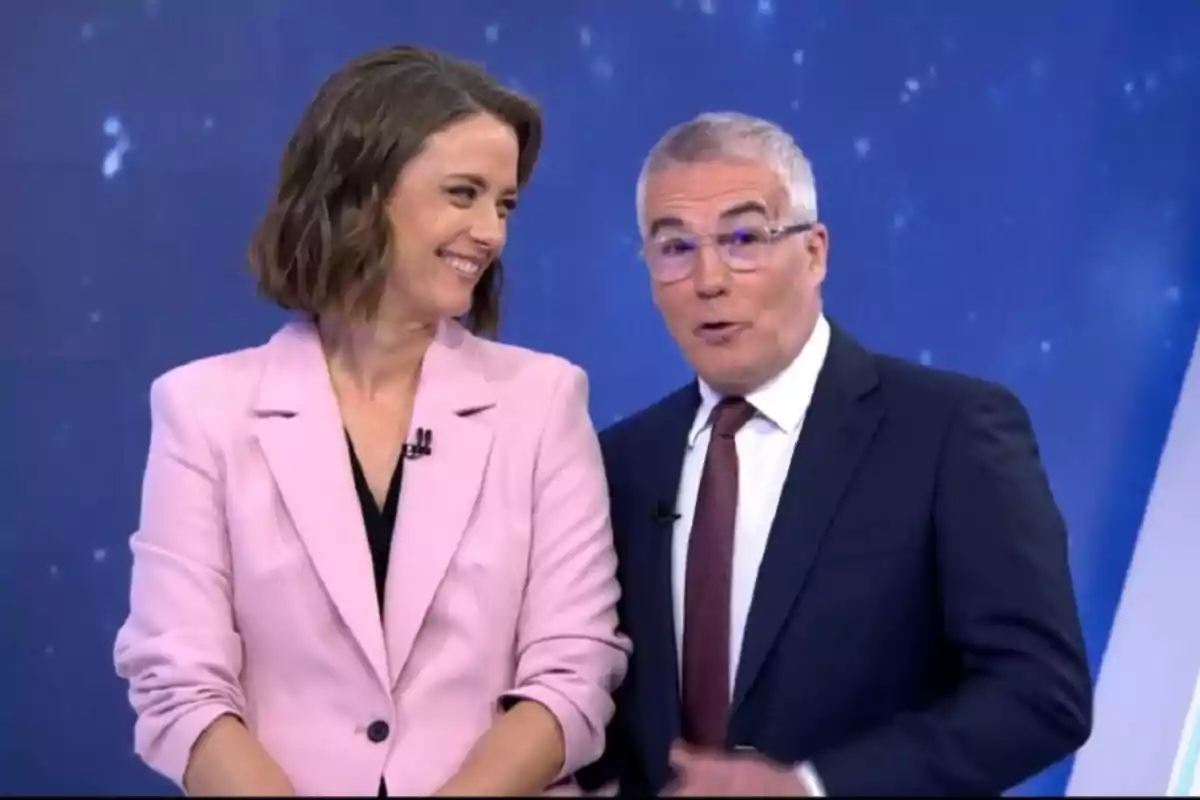 David Cantero y María Casado en un set de televisión con fondo azul. David Cantero y María Casado en un set de televisión con fondo azul.