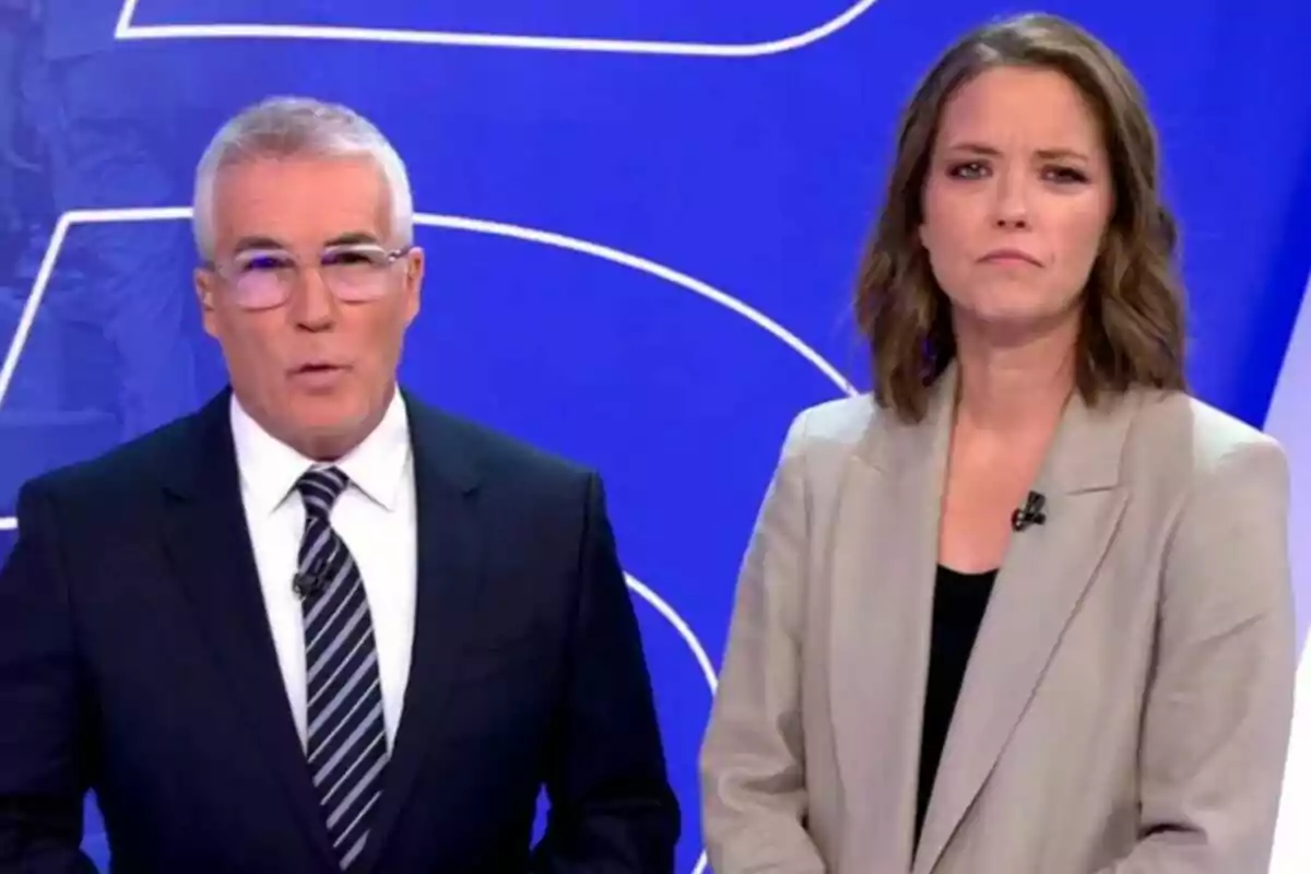 David Cantero i María Casado presentadors d'Informatius telecinco a un estudi amb fons blau. David Cantero i María Casado presentadors d'Informatius telecinco a un estudi amb fons blau.