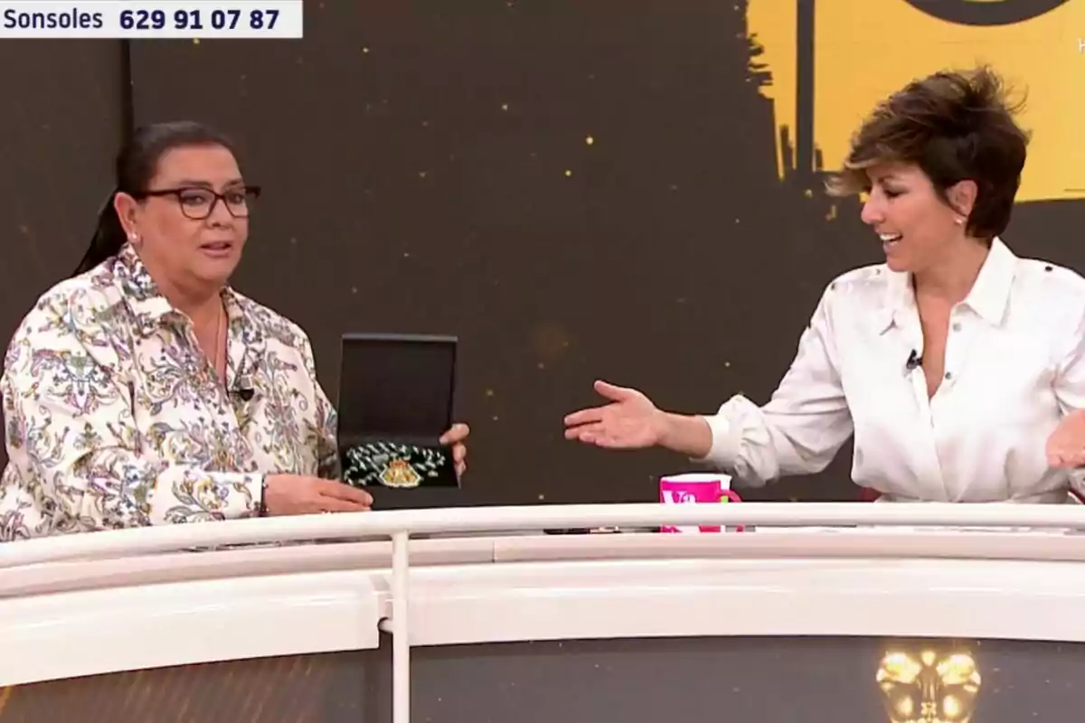 María del Monte y Sonsoles Ónega conversan en Y ahora Sonsoles, una de ellas sostiene una caja abierta que contiene un objeto brillante. María del Monte y Sonsoles Ónega conversan en Y ahora Sonsoles, una de ellas sostiene una caja abierta que contiene un objeto brillante.