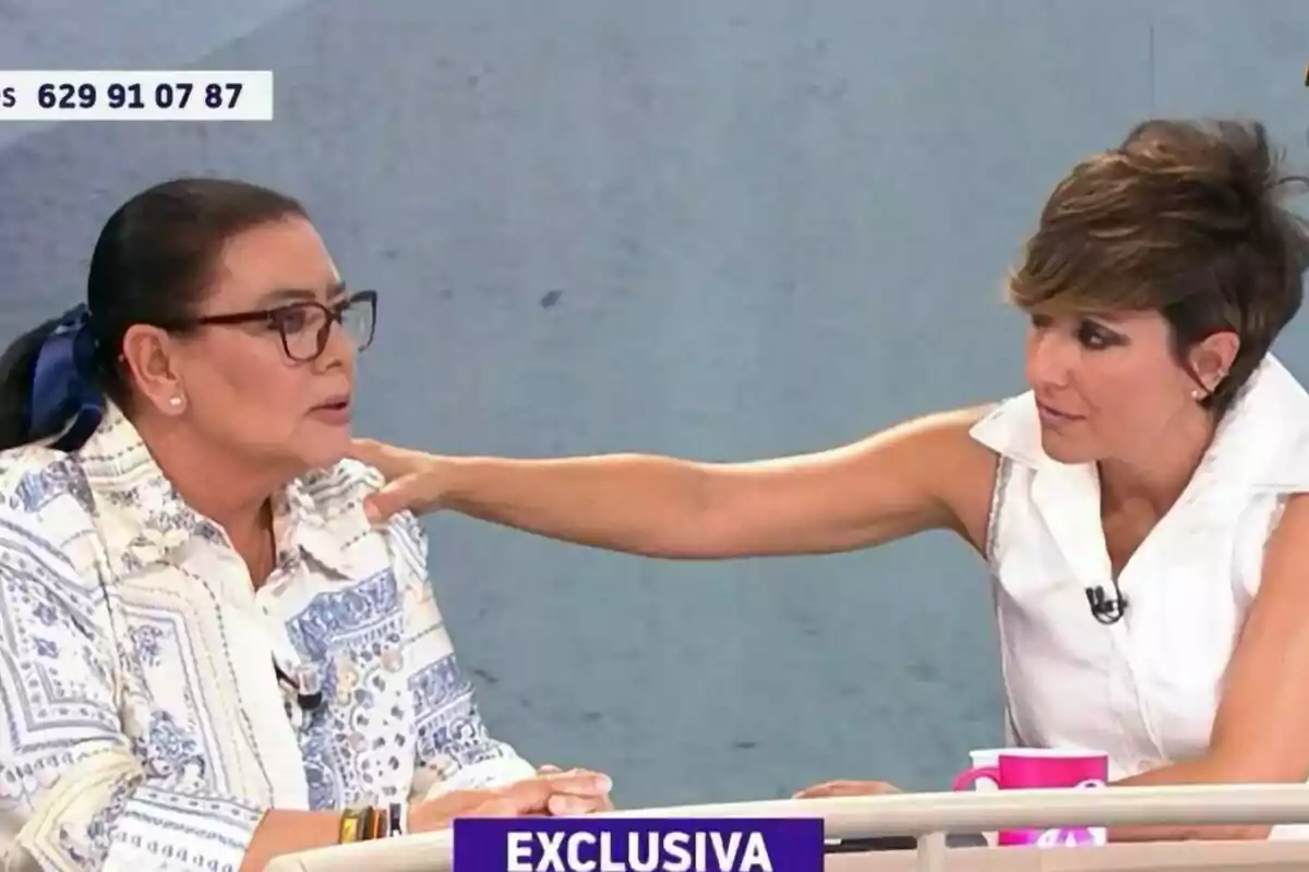 Sonsoles Ónega toca el hombro a María del Monte que está emocionada hablando en Y ahora Sonsoles. Sonsoles Ónega toca el hombro a María del Monte que está emocionada hablando en Y ahora Sonsoles.