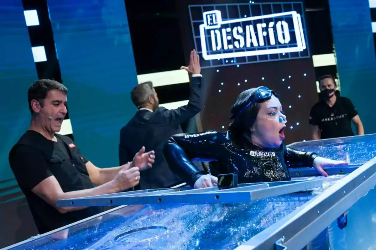 María José Campanario surt d'un tanc d'aigua en un programa de televisió anomenat María José Campanario surt d'un tanc d'aigua en un programa de televisió anomenat