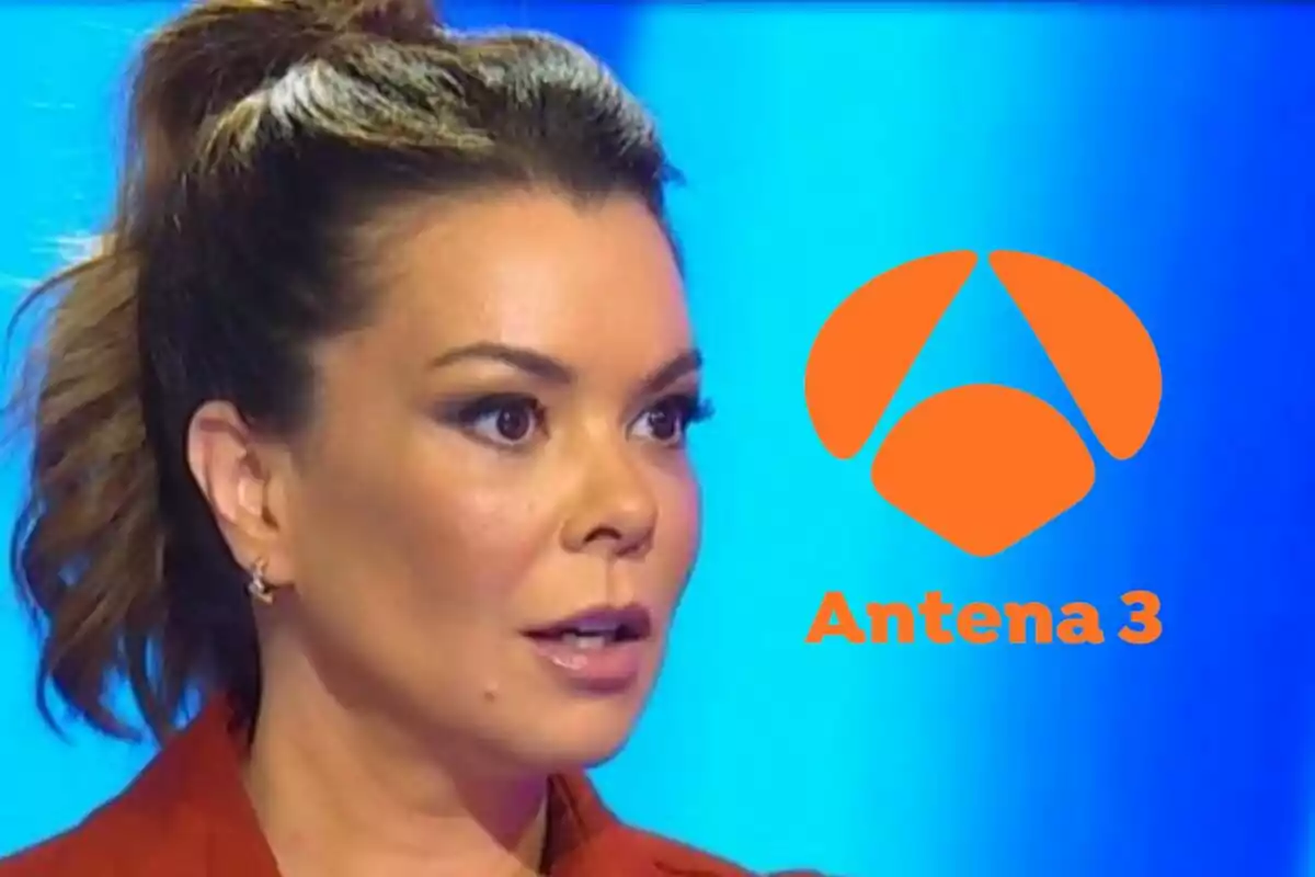 María José Campanario amb expressió sorpresa en un fons blau al costat del logotip d'Antena 3.