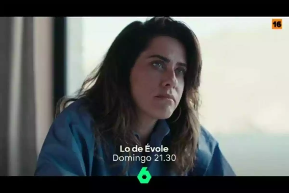 María León con expresión seria aparece en una imagen promocional del programa 