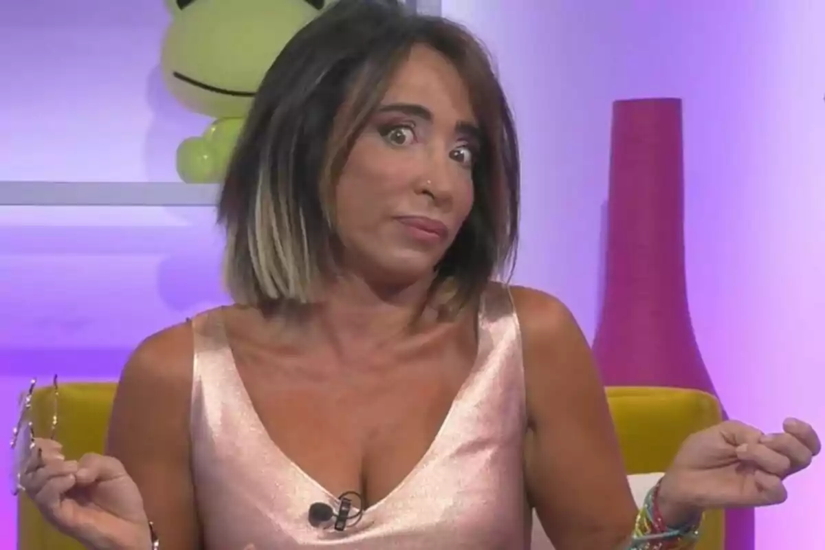 Plano corto de María Patiño con rostro serio en el plató de 'Ni que fuéramos Shhh' durante el programa emitido el 3 de junio de 2024 Plano corto de María Patiño con rostro serio en el plató de 'Ni que fuéramos Shhh' durante el programa emitido el 3 de junio de 2024