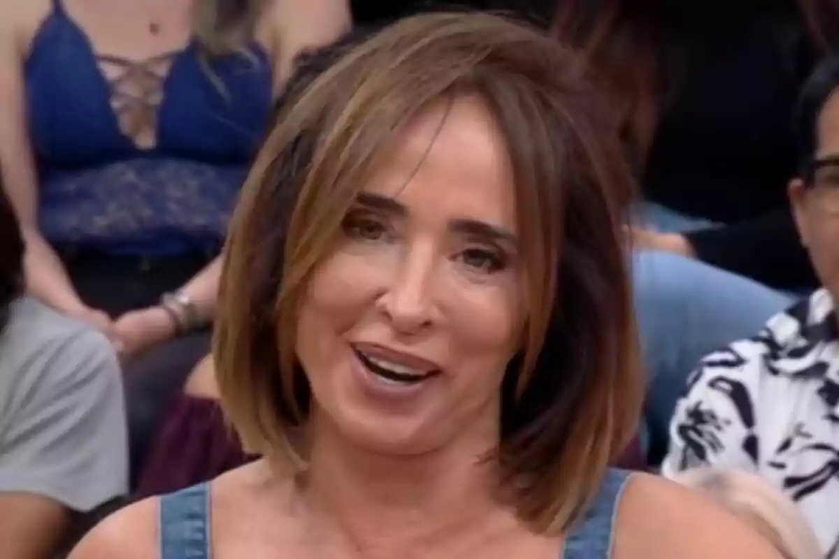 María Patiño de cabell castany somriu mentre participa en un programa de televisió amb públic al fons a La Família de la Tele. María Patiño de cabell castany somriu mentre participa en un programa de televisió amb públic al fons a La Família de la Tele.