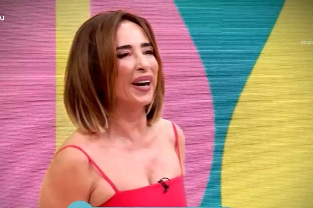 María Patiño, amb cabell castany i llis i vestit vermell, somriu a 'La família de la tele'