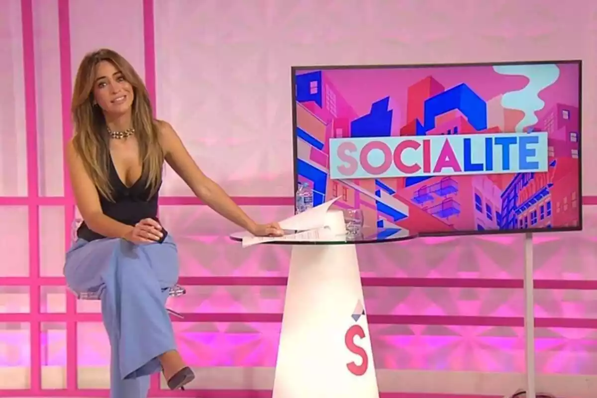 Captura de María Verdoy sentada en la mesa del plató de Socialité Captura de María Verdoy sentada en la mesa del plató de Socialité