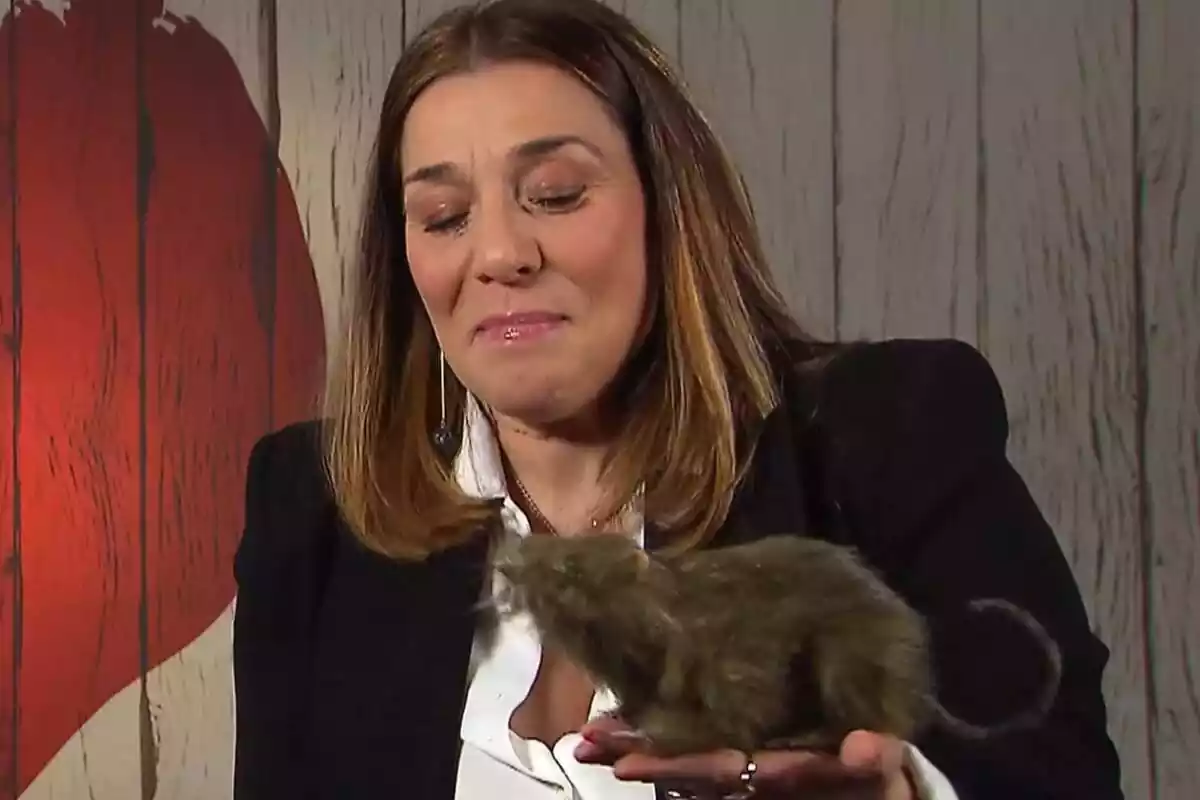 Captura de Marijose, una comensal de First Dates, junto a una rata disecada Captura de Marijose, una comensal de First Dates, junto a una rata disecada
